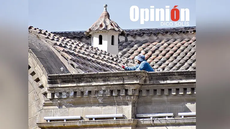 Un obrero realiza trabajos paliativos en el techo de la Catedral Metropolitana. DICO SOLÍS