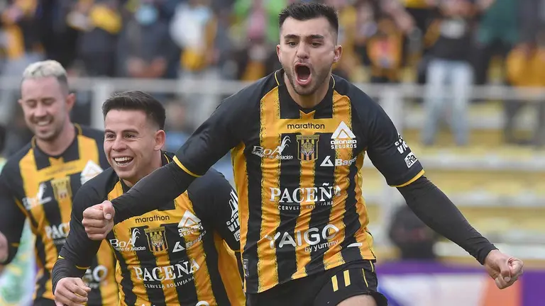 Los jugadores de The Strongest celebran un gol en un partido oficial. APG
