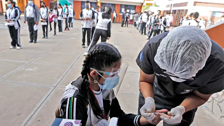 Una estudiante se somete a una prueba de coronavirus. APG