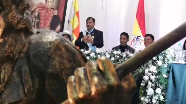 El Gobernador, en el acto central por el aniversario de Sacaba. MELISSA REVOLLO