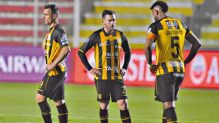 Los jugadores de The Strongest lamentan la derrota en el Hernando Siles. APG