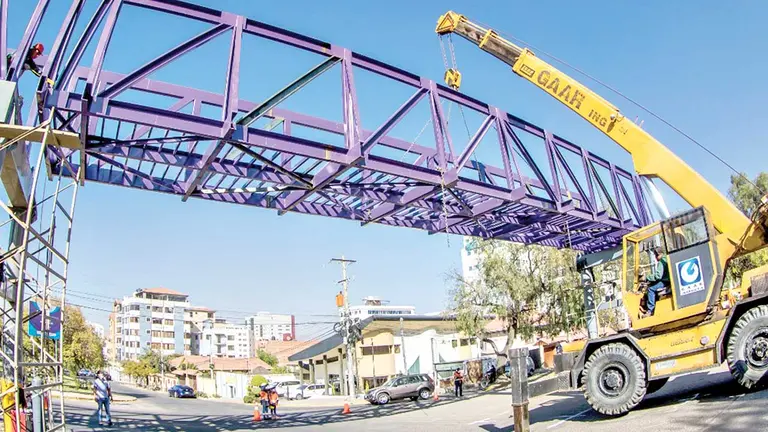 Emplazamiento con maquinaria pesada del tercer tramo del puente metálico de la Ciclovía. ALCALDÍA DE COCHABAMBA