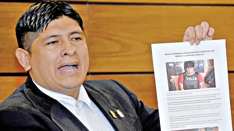 Rolando Cuéllar en la presentación de la carta y datos del  narcotraficante argentino. APG