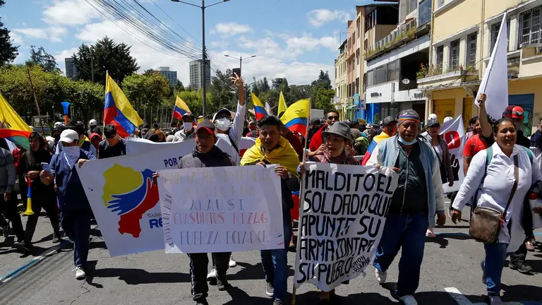 Manifestantes marchan pac&iacute;ficamente en Quito, Ecuador.    EFE