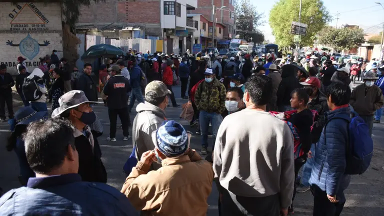 Vecinos de Sacaba movilizados en la avenida Villaz&oacute;n, la ma&ntilde;ana de este jueves. DICO SOL&Iacute;S
