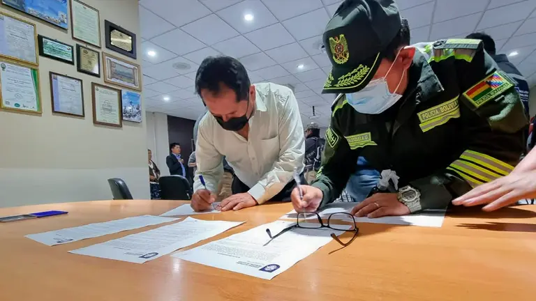 Firma de acuerdo entre Alcald&iacute;a de Sacaba y OTB's del Distrito 6.  ALCALD&Iacute;A DE SACABA