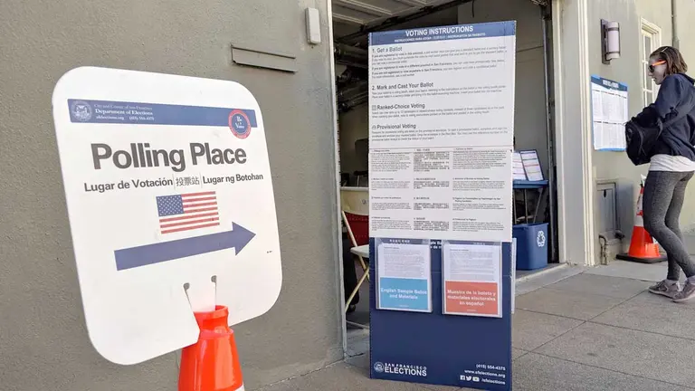 Fotografía de archivo, en la que se registró a una persona al entrar a depositar su voto, en San Francisco (California, EEUU). EFE