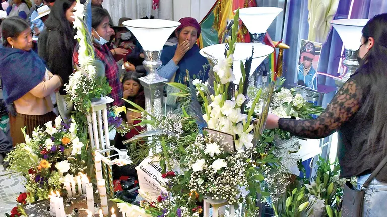 Velan el cuerpo del niño Jhair Matías, víctima de infanticidio en Llallagua. APG