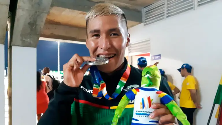 David Ninavia, con la medalla de plata en las manos. COB