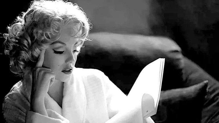 Marilyn Monroe leyendo.        REPLICANTE