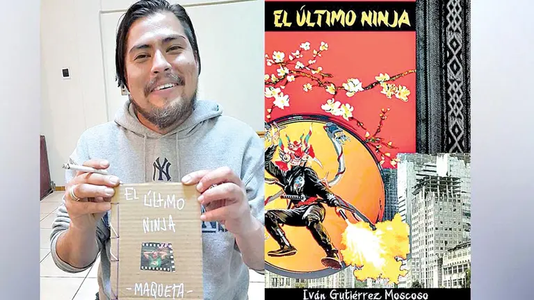El escritor Iván Gutiérrez con la maqueta de &lsquo;El último ninja&rsquo; (i) y la portada de &lsquo;El último ninja&rsquo; de SarahíTorrez (d).         ELECTRODEPENDIENTE