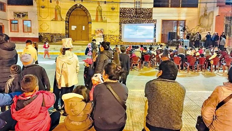 Público en una de las proyecciones de los municipios.         AYNI