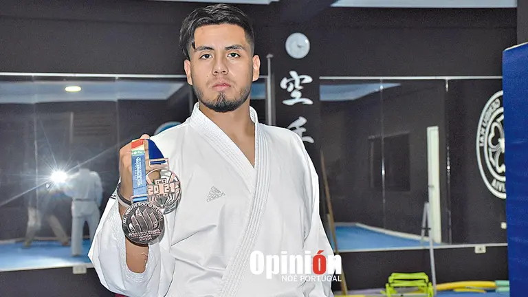 Nicolás Barrón expone sus medallas internacionales.         NOÉ PORTUGAL