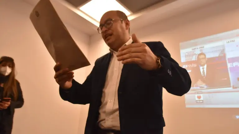 El diputado Erwin Baz&aacute;n, en conferencia de prensa para denunciar "narconv&iacute;nculos". APG