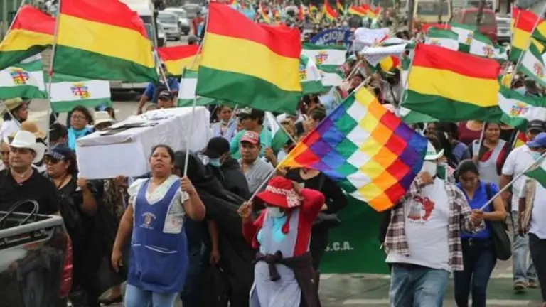 La movilizaci&oacute;n en Santa Cruz, misma en la que piden que se procese a los actores pol&iacute;ticos de oposici&oacute;n por los hechos de 2019. OX&Iacute;GENO.BO