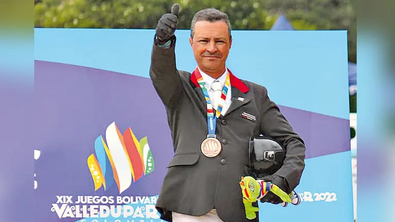 Daniel Bedoya, con la presea de bronce. COB