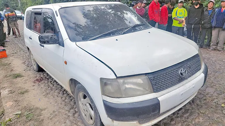 El auto blanco donde estaban los cuerpos de los jóvenes asesinados en Ivirgarzama. FISCALÍA