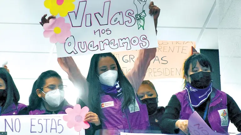 Un grupo de mujeres celebra la promulgación de la norma, ayer. APG