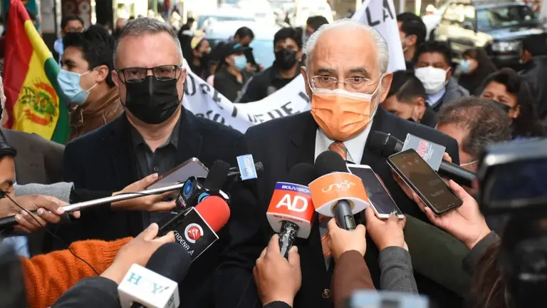 Carlos Mesa se pronuncia ante los medios de prensa, tras acompa&ntilde;ar al diputado Carlos Alarc&oacute;n a la Fiscal&iacute;a. APG