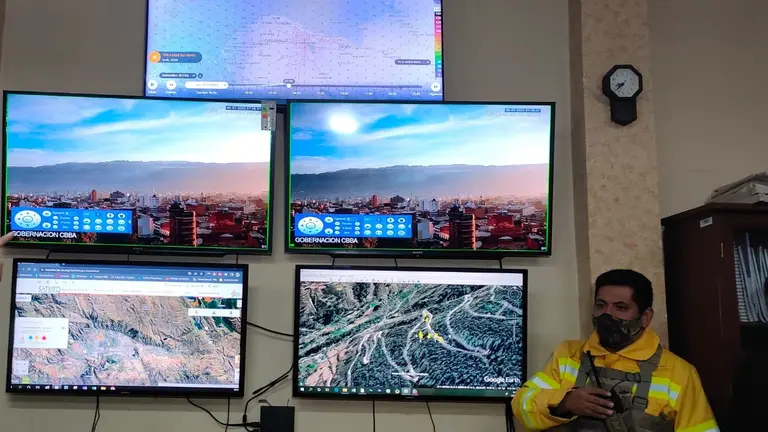 La sala de situaci&oacute;n, monitoreo para atenci&oacute;n de emergencias y desastres naturales. GOBERNACI&Oacute;N DE COCHABAMBA