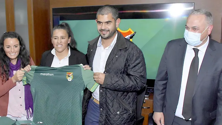 Fotografía de archivo, en la que se registró (de i a d) a la preparadora física, María Píriz; a la directora técnica, Rosana Gómez; al asistente, Leandro Sequeira, y al presidente de la FBF, Fernando Costa, en La Paz. EFE
