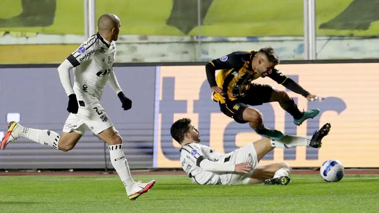 Cristian Esparza de The Strongest disputa el balón con Richardson de Ceará, en un partido de la Copa Sudamericana entre The Strongest y Ceará en el estadio Hernando Siles en La Paz. EFE