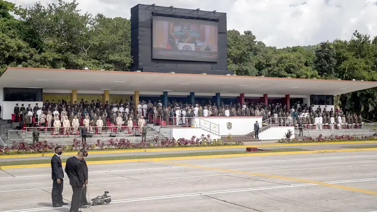 El presidente de Venezuela, Nicolás Maduro (arriba-pantalla), brinda un mensaje ante los miembros de las Fuerzas Armadas y civiles para conmemorar los 211 años de la Firma del Acta de la Independencia de Venezuela. EFE
