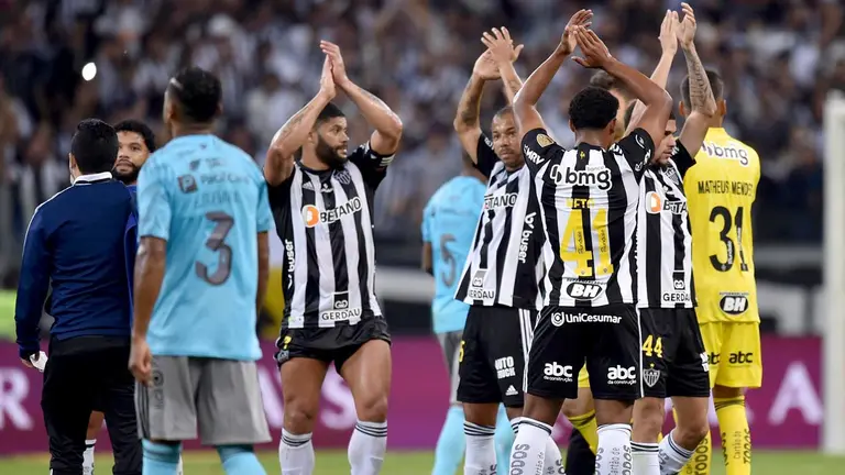 Jugadores de Mineiro celebran hoy, al final de un partido de la Copa Libertadores entre Atlético Mineiro y Emelec en el estadio en Mineirao en Belo Horizonte (Brasil). EFE