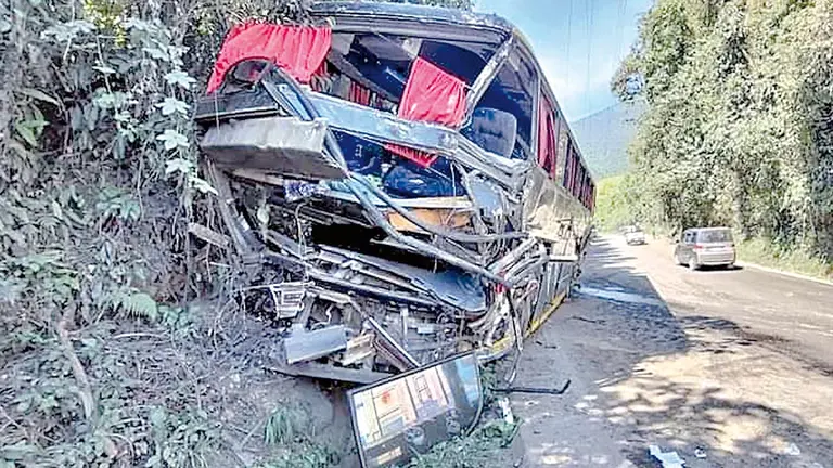 El bus accidentado en el kilómetro 95 de la carretera Cochabamba-Santa Cruz. POLICÍA