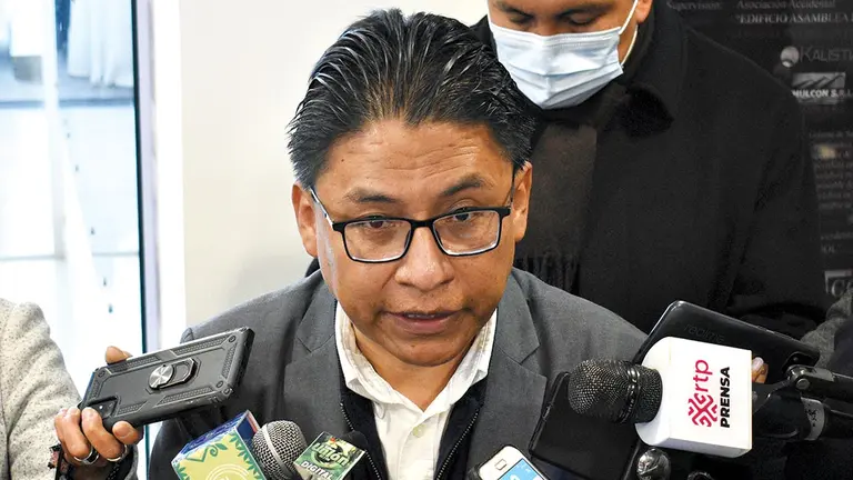 Ministro de Justicia, Iván Lima, hace conocer la instrucción de Arce a la investigación. APG