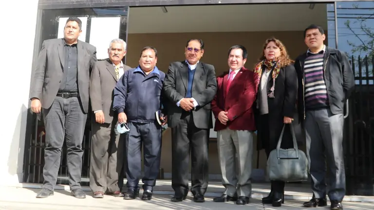 Autoridades durante la inspecci&oacute;n en ambientes de la Unidad Educativa Villa Moderna, este 6 de julio. ALCALD&Iacute;A DE QUILLACOLLO