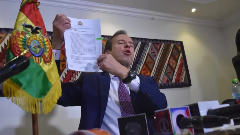 Tuto Quiroga, en conferencia de prensa, tras declarar por la causa "Golpe I". APG