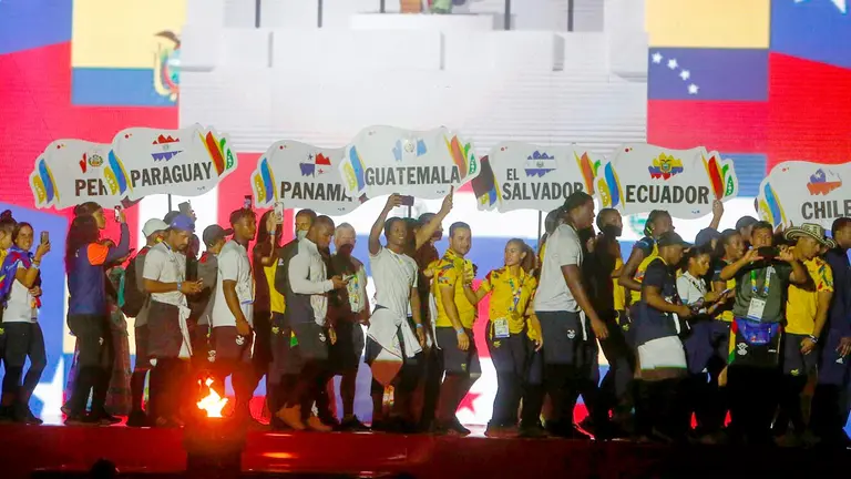 Deportistas desfilan hoy, durante la clausura de los XIX Juegos Bolivarianos en Valledupar (Colombia). EFE