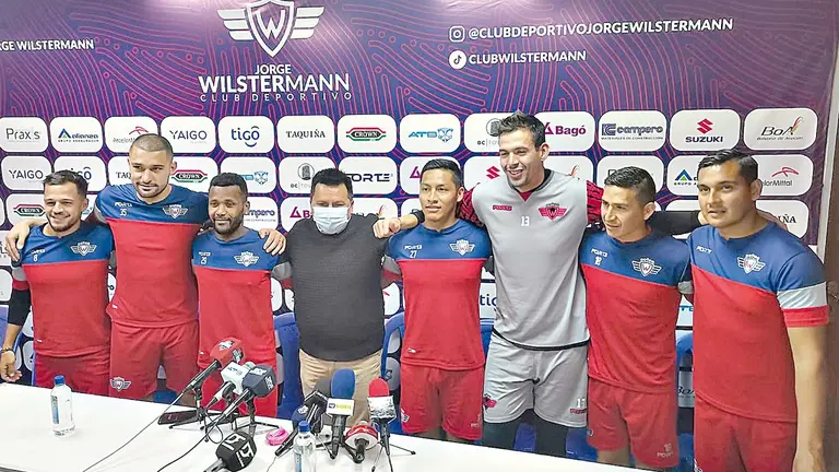 Los jugadores nuevos del Rojo junto al candidato a la presidencia de Wilster, Gary Soria. ARIEL GUZMÁN