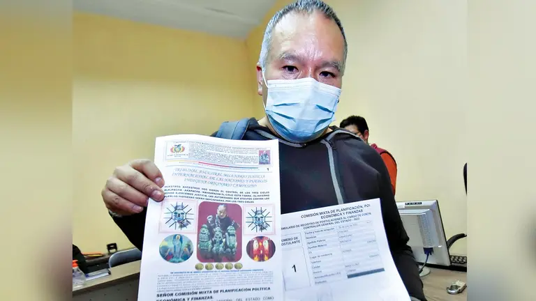 Cyborg Kanashiro muestra documentos para postular a Contralor General del Estado. APG