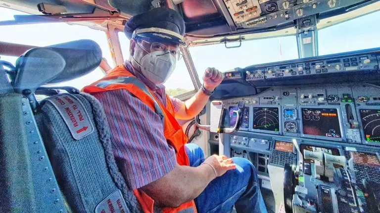 El presidente Luis Arce, al frente de la nueva nave de &uacute;ltima tecnolog&iacute;a de BoA. LUCHO ARCE
