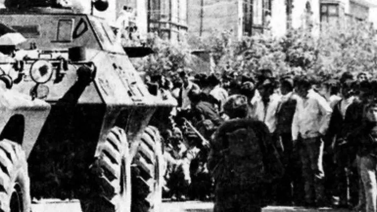 Tanques, durante el golpe de Estado que puso a Banzer en el poder. ARCHIVO/P&Aacute;GINA SIETE