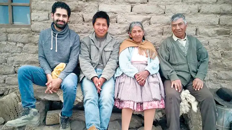 El director Alejandro Loayza Grisi con los protagonistas de&nbsp;&lsquo;Utama&rsquo;. IGNACIO LOAYZA