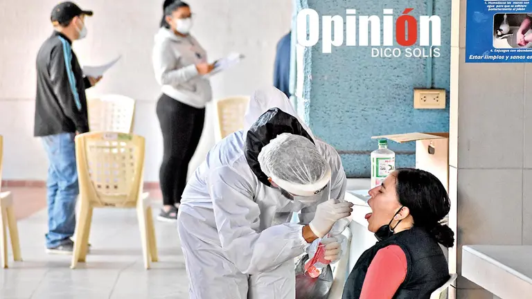 La población acude a realizarse las pruebas de la COVID-19 en el estadio, en una foto de archivo./ DICO SOLÍS
