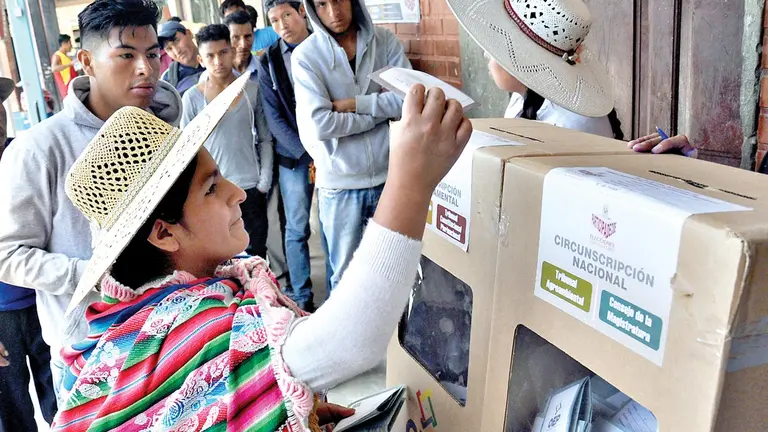 Una mujer participa del proceso para elegir a autoridades judiciales, en 2017, en Cochabamba. ARCHIVO