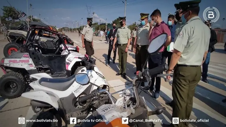 El ministro de Gobierno, Eduardo del Castillo, y efectivos policiales exhiben bienes incautados de Misael Nallar. BTV