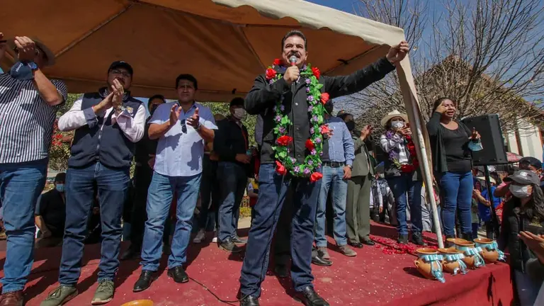 El alcalde de Cochabamba, Manfred Reyes Villa, durante la entrega de obras en la OTB Ferroviario, ayer. GAMC