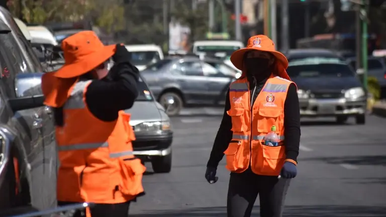 Personal del SEM en la avenida Hero&iacute;nas de Cochabamba, este 11 de julio. NO&Eacute; PORTUGAL