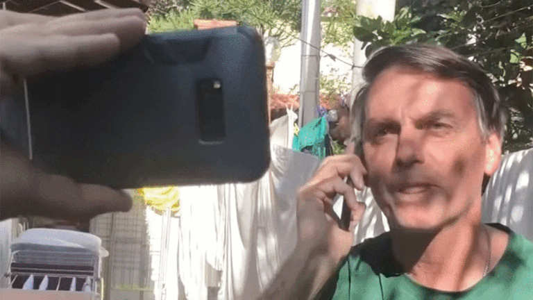 Jair Bolsonaro, manteniendo una comunicaci&oacute;n telef&oacute;nica. INFOBAE