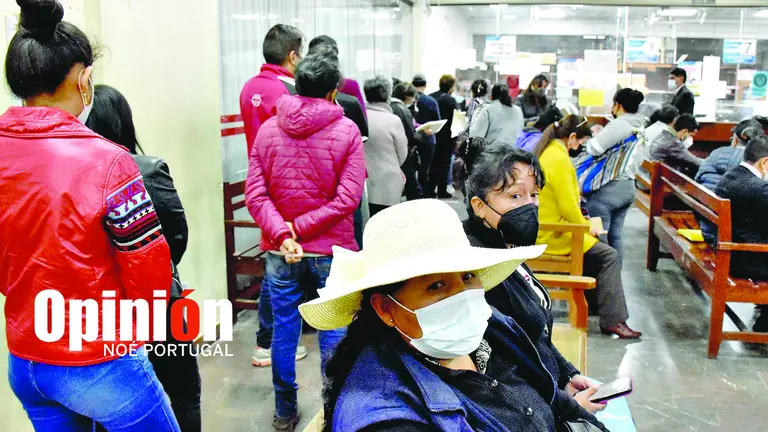 Personas hacen fila en Derechos Reales. NO&Eacute; PORTUGAL