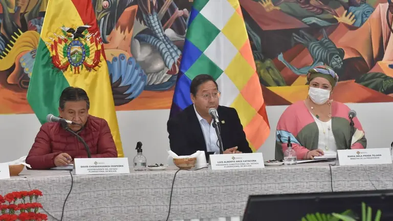 El presidente Luis Arce (c), en el Concejo