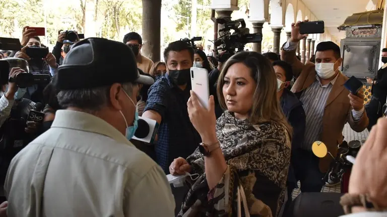 Un funcionario municipal increpa a la concejala Silvia Soliz en la puerta del Concejo, este 12 de julio. NO&Eacute; PORTUGAL