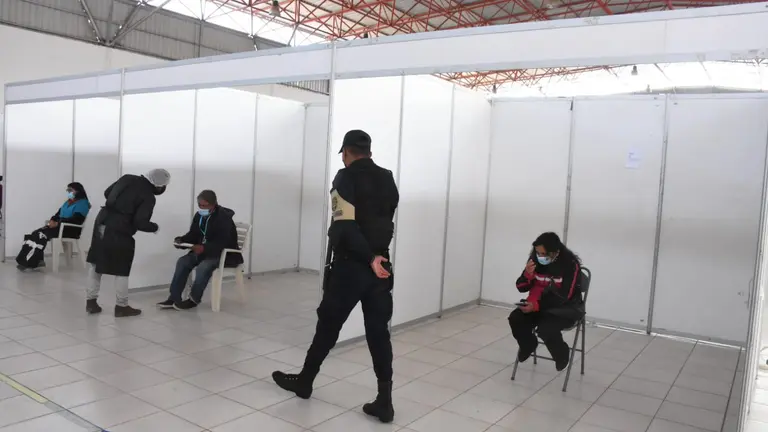 La atenci&oacute;n para la toma de muestras ant&iacute;geno nasal y PCR en el campo ferial de Alalay, este 12 de julio. DICO SOL&Iacute;S