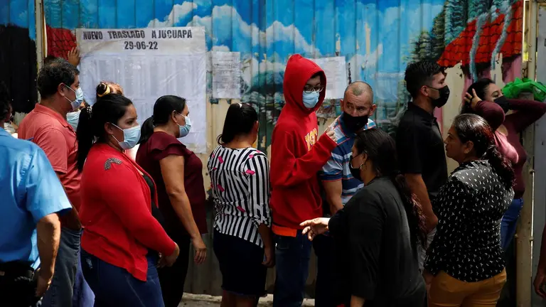 Familiares de mujeres detenidas por el r&eacute;gimen de excepci&oacute;n esperan recibir informaci&oacute;n.       EFE