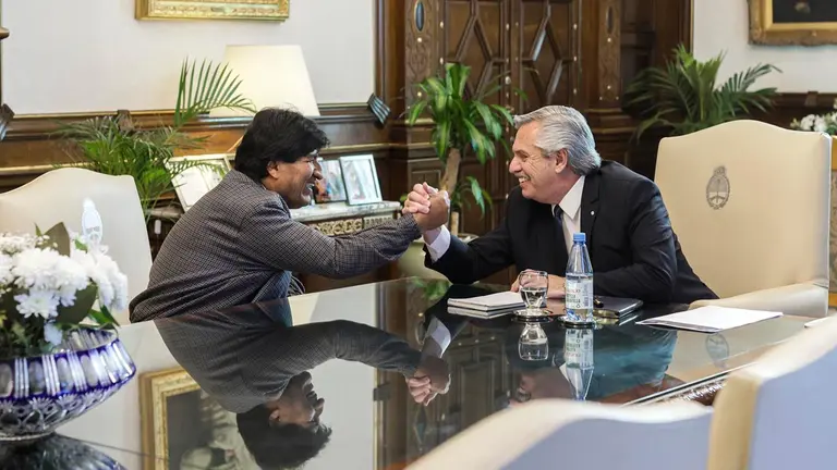 Fotografía cedida hoy por la Presidencia de la Nación Argentina que muestra al mandatario Alberto Fernández mientras saluda al expresidente Evo Morales, durante una reunión en la Casa de Gobierno en Buenos Aires. EFE